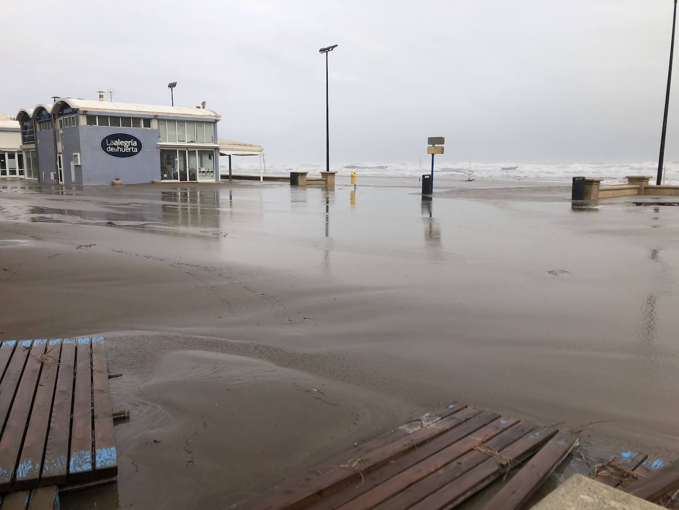 Fotos: Fuertes precipitaciones en la playa y el puerto de Valencia