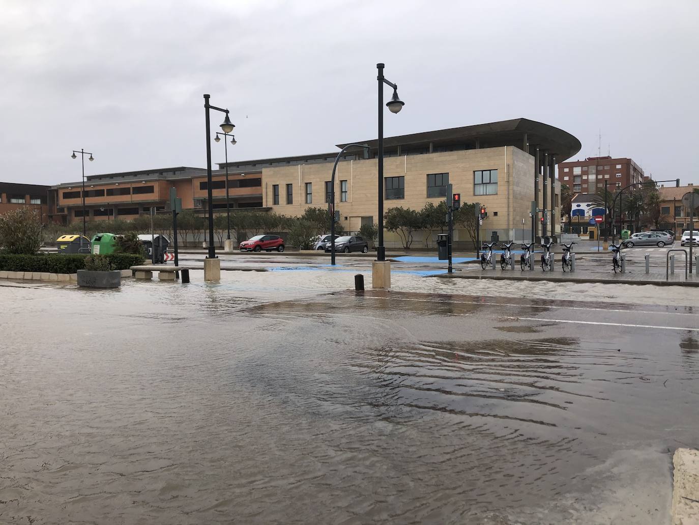 Fotos: Fuertes precipitaciones en la playa y el puerto de Valencia