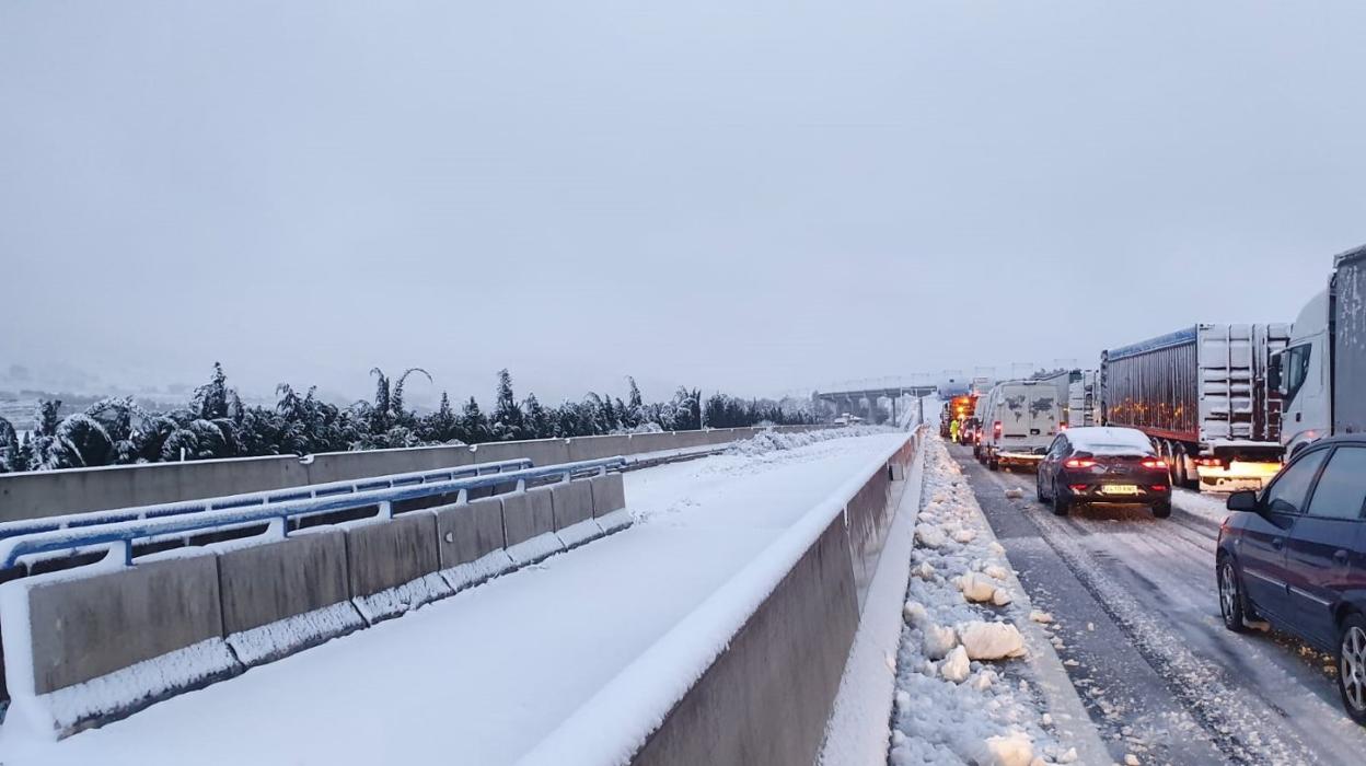 Nieve en Moixent. La autovía A-35, a su paso por la Costera. 