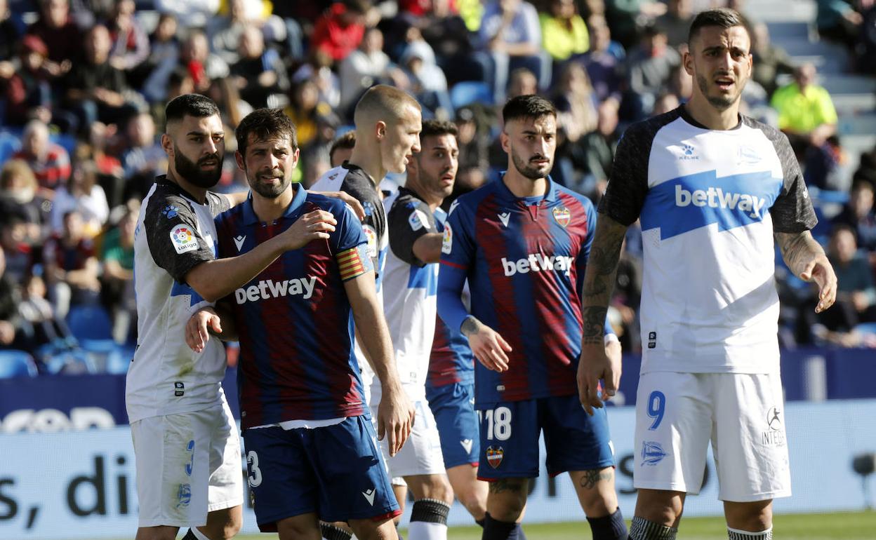 Coke Andújar y Erick Cabaco, durante el partido ante el Alavés.