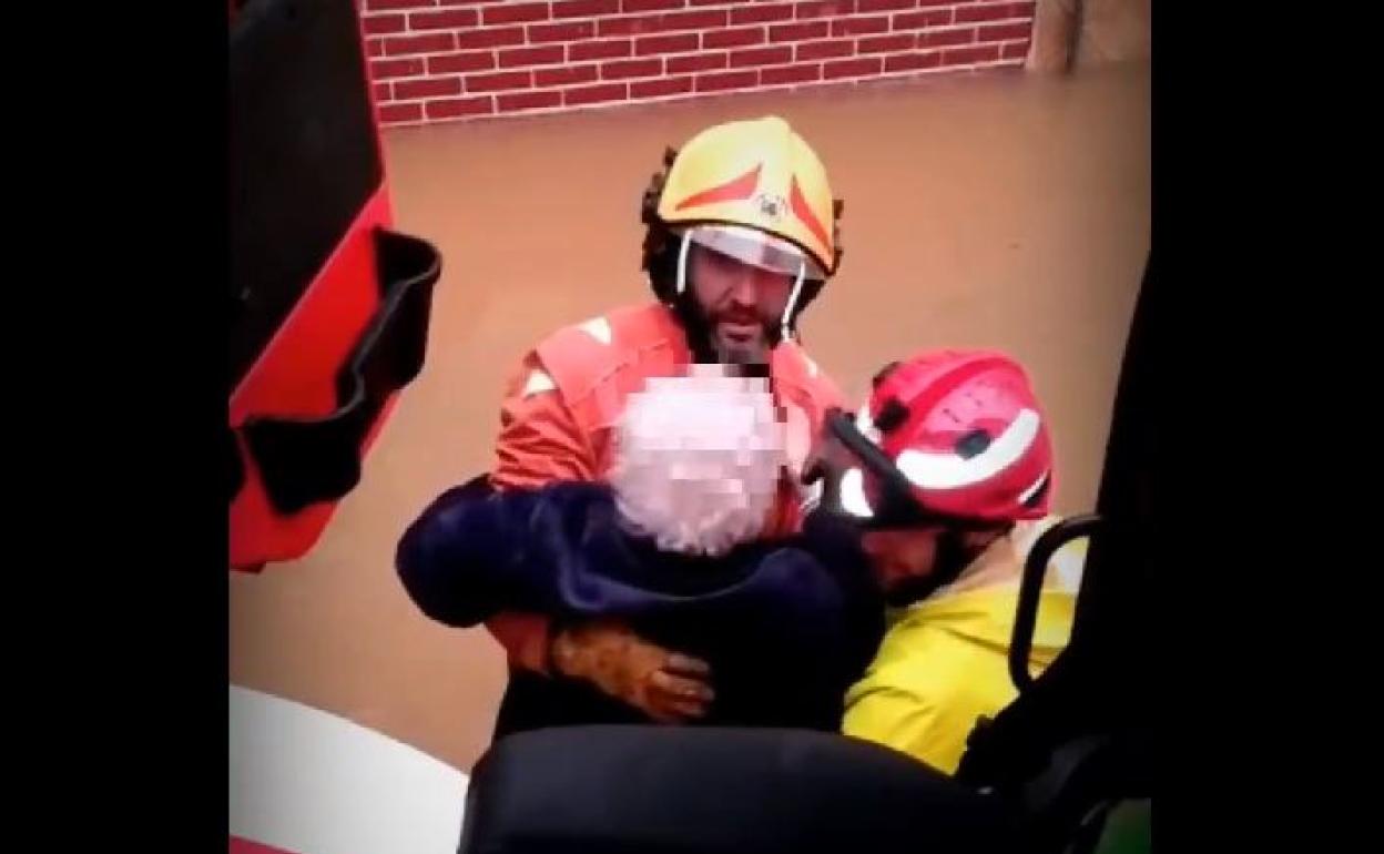 Temporal Gloria | Rescatan a una anciana de 88 años de su casa inundada en Rafelguaraf