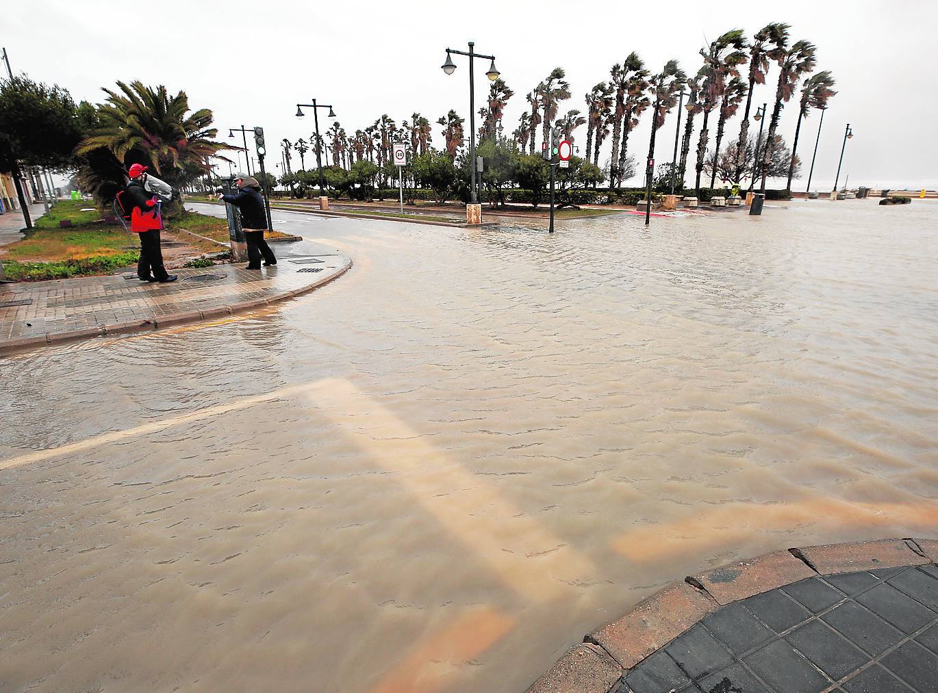 El Marítimo, anegado junto a la playa.