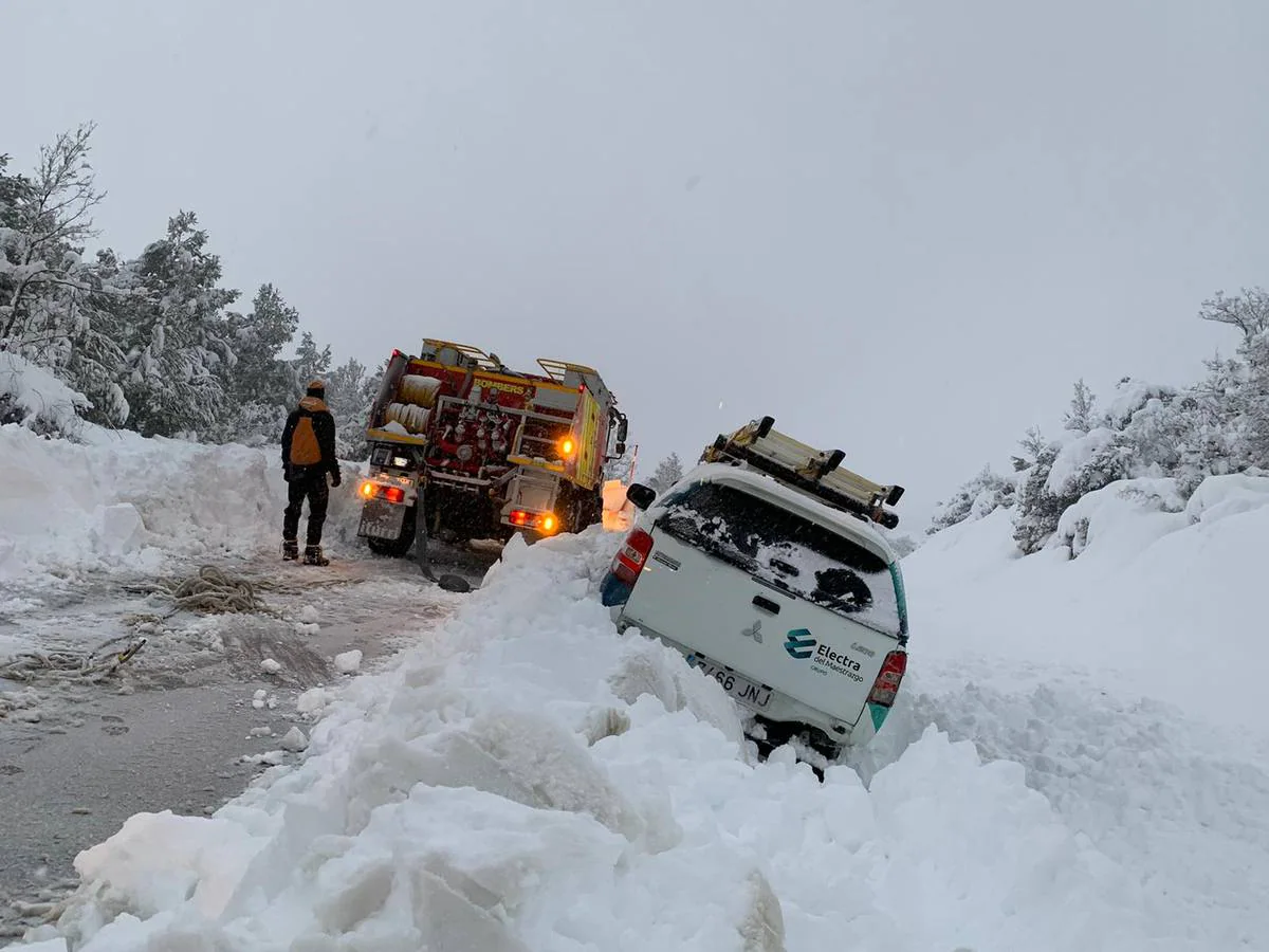 El temporal está siendo más adverso que el de 2017 en la comarca de Els Ports. Según informa la Aemet. a las 10 h del martes el espesor de la capa de nieve en Vilafranca era de 86 cm y ha seguido nevando toda la mañana. En el año 2017, el espesor máximo en Vilafranca fue 74 cm. Imagen: trabajos en los accesos a Morella.