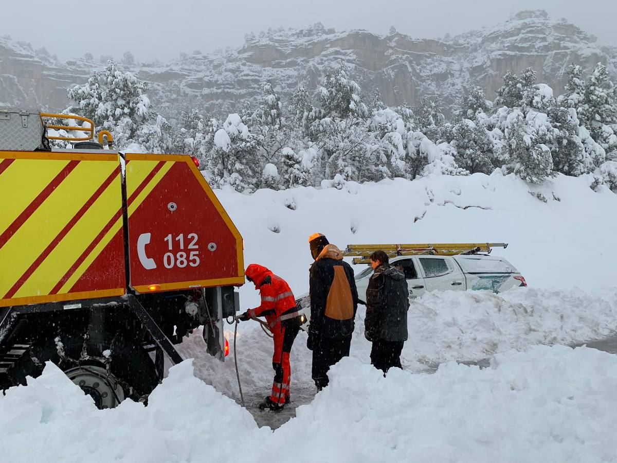 La Diputación de Castellón ha calificado la nevada como "histórica". Imagen: trabajos en los accesos a Morella.