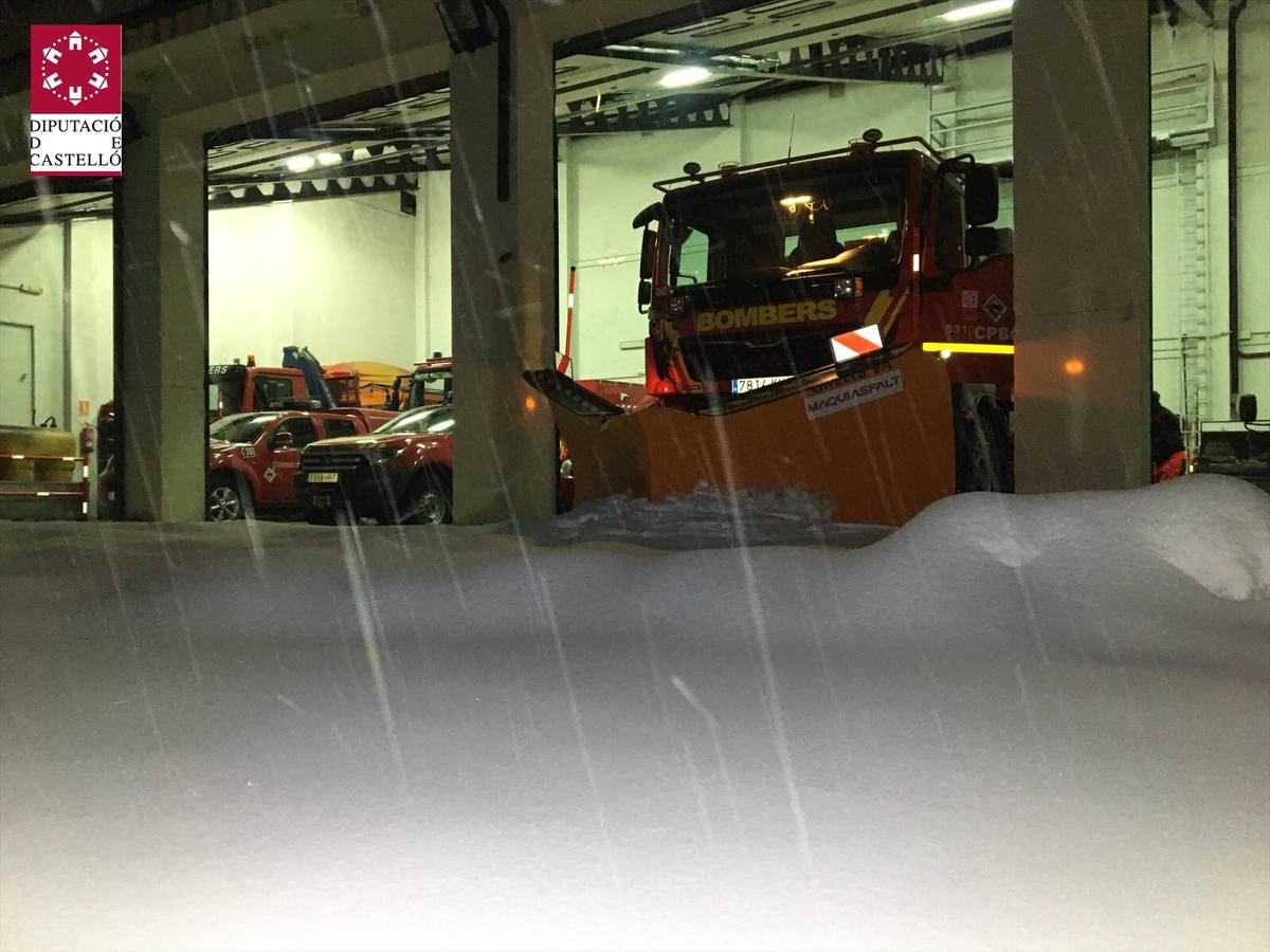 Retirada de nieve en el parque de bomberos de Els Ports antes de comenzar la jornada del martes. 