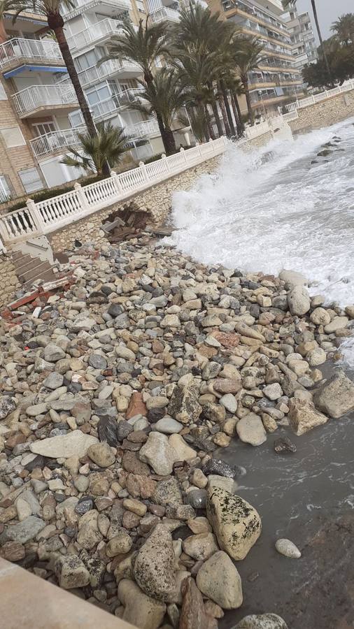 Daños del temporal en los accesos y espigones de la finca Adoc, en la playa de Alicante.