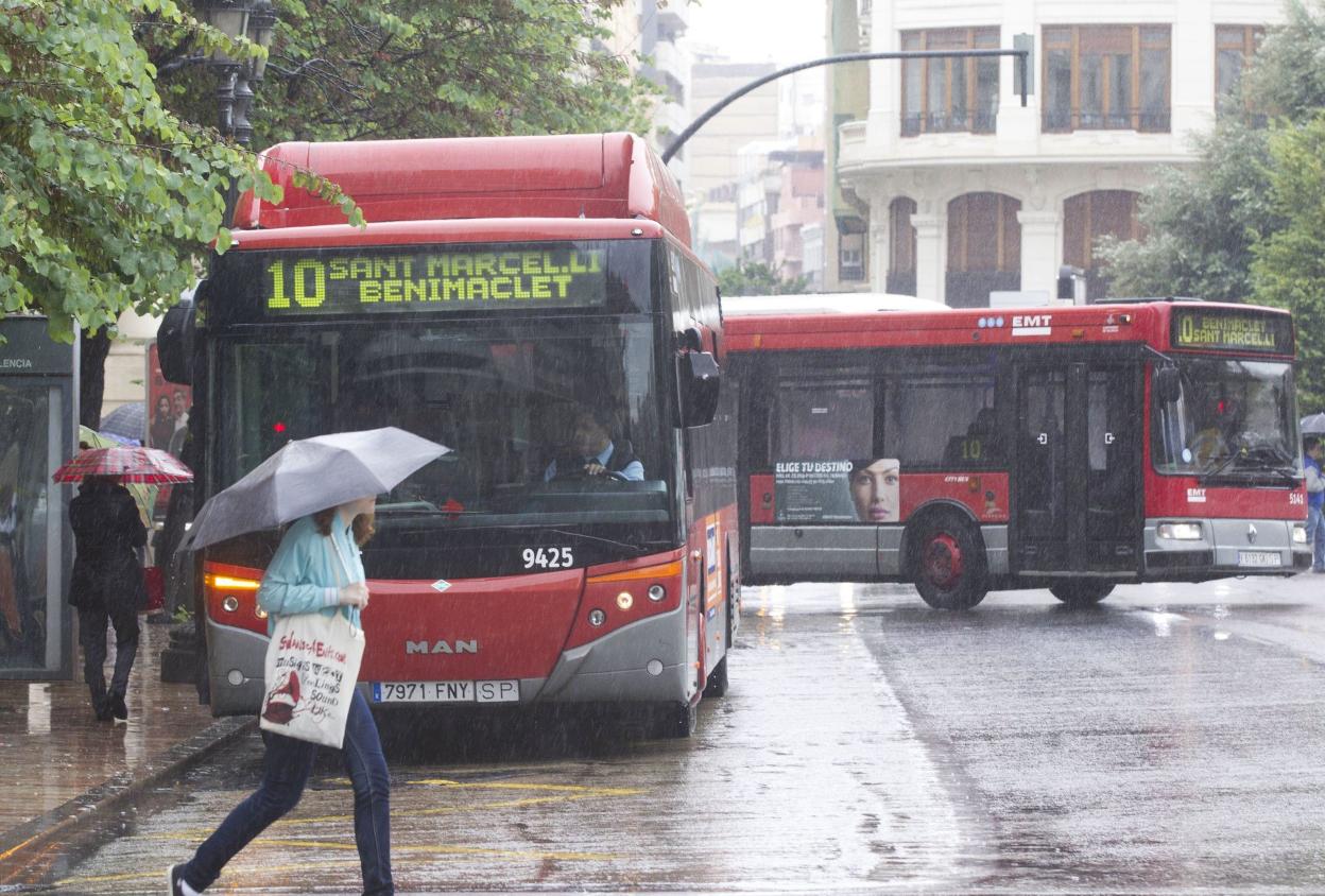 Un autobús de la línea 10 de la EMT. 