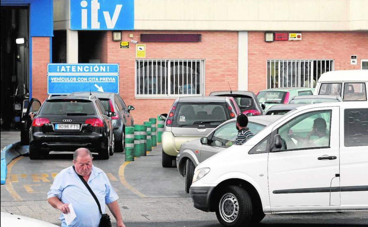 Un usuario sale de las instalaciones de la ITV en Valencia. 