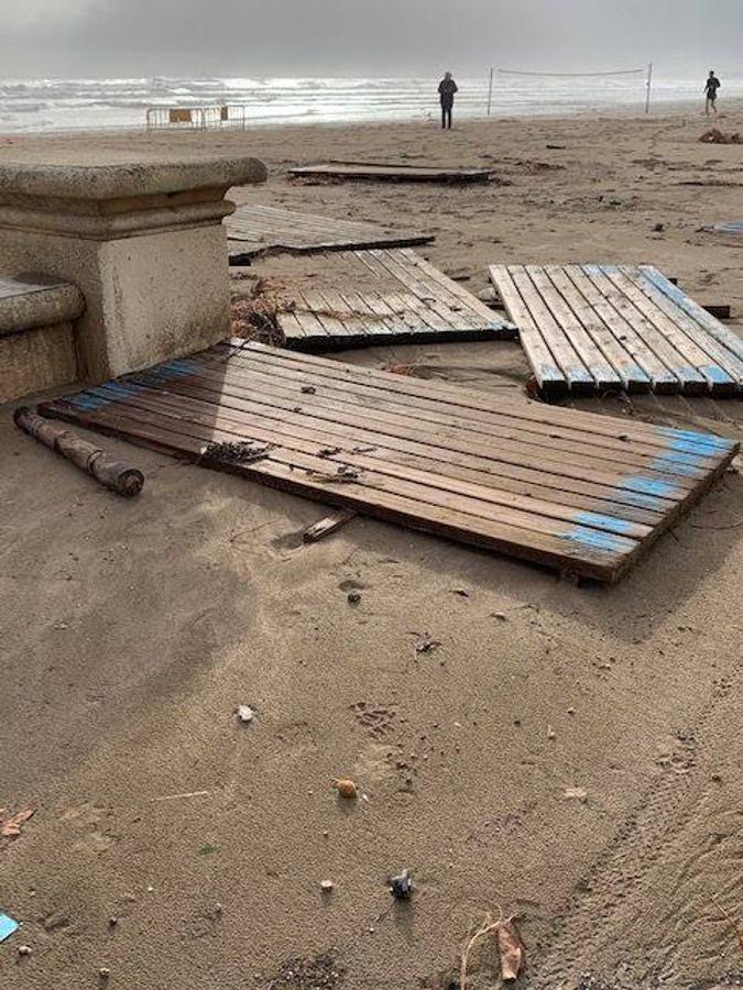 El mar ha engullido el paseo marítimo dejando imágenes desoladoras