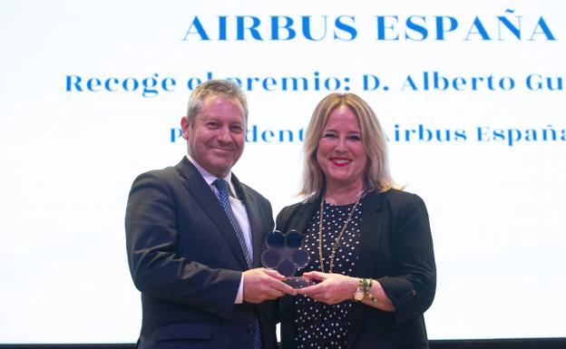 Galería. El Premio a la empresa que más ha contribuido a la construcción europea ha sido para Airbus España, y lo ha recogido Alberto Gutiérrez, Presidente de la compañía, de manos de Catalina de Miguel, Delegada de la Junta de Andalucía en Bruselas.