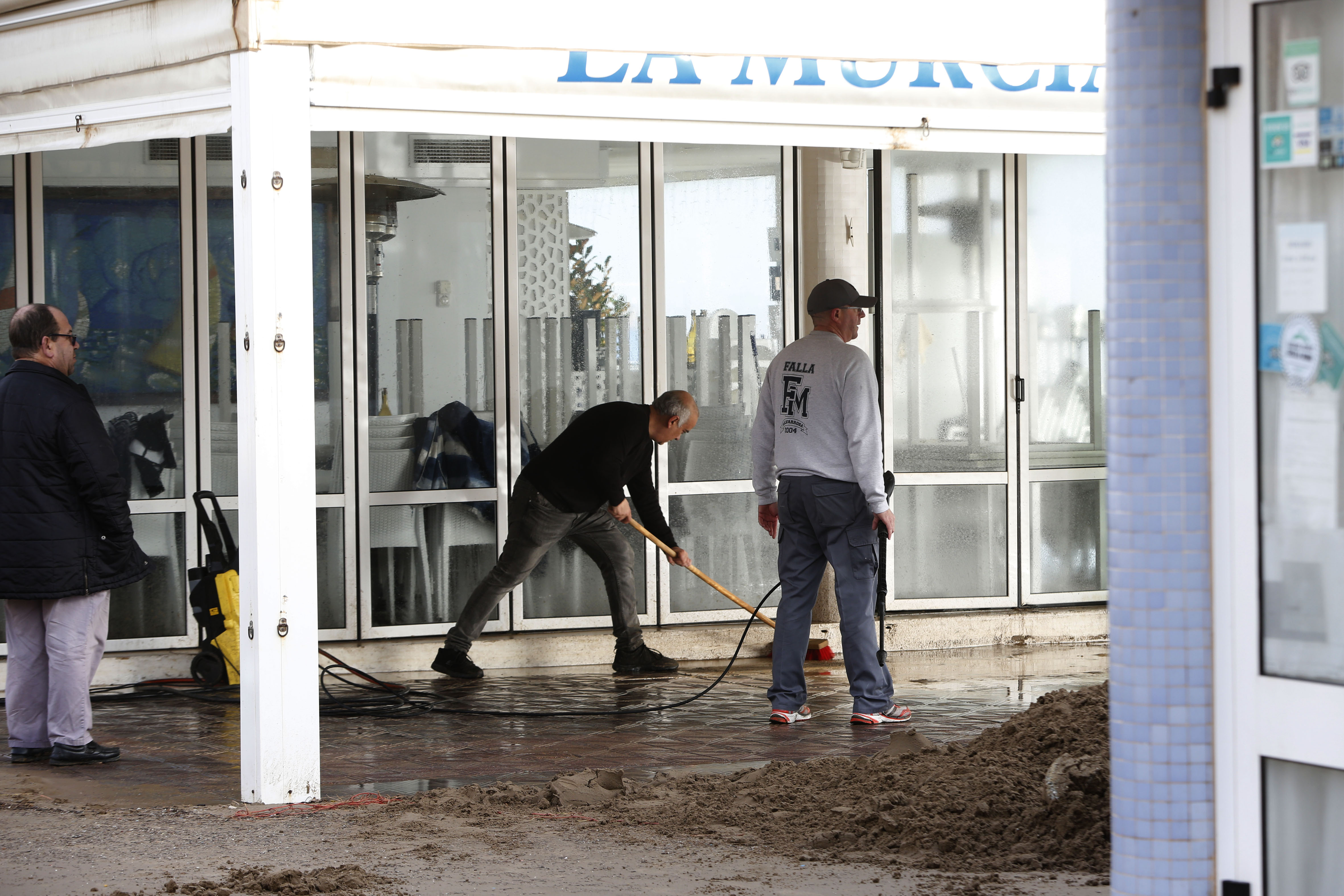 El mar ha engullido el paseo marítimo dejando imágenes desoladoras