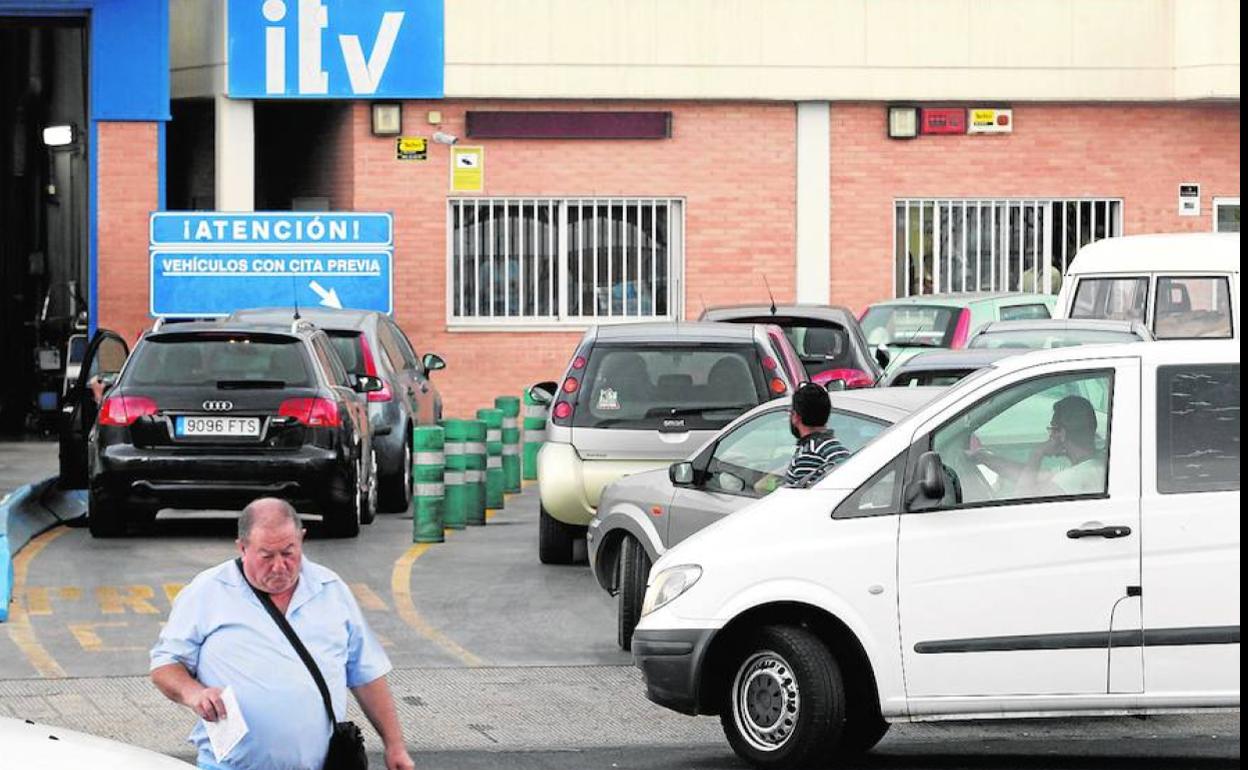 Un usuario, en las instalaciones de la ITV en Valencia. 