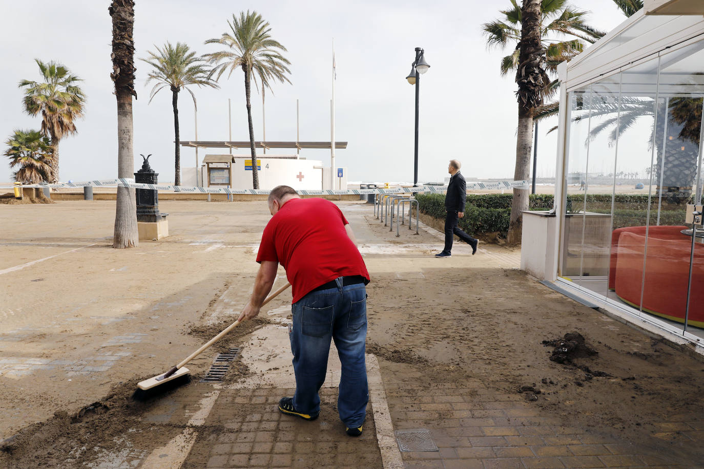 El mar ha engullido el paseo marítimo dejando imágenes desoladoras