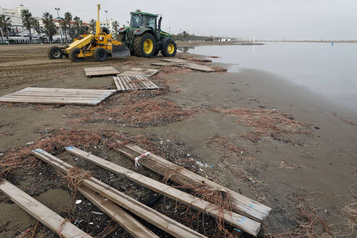 El mar ha engullido el paseo marítimo dejando imágenes desoladoras