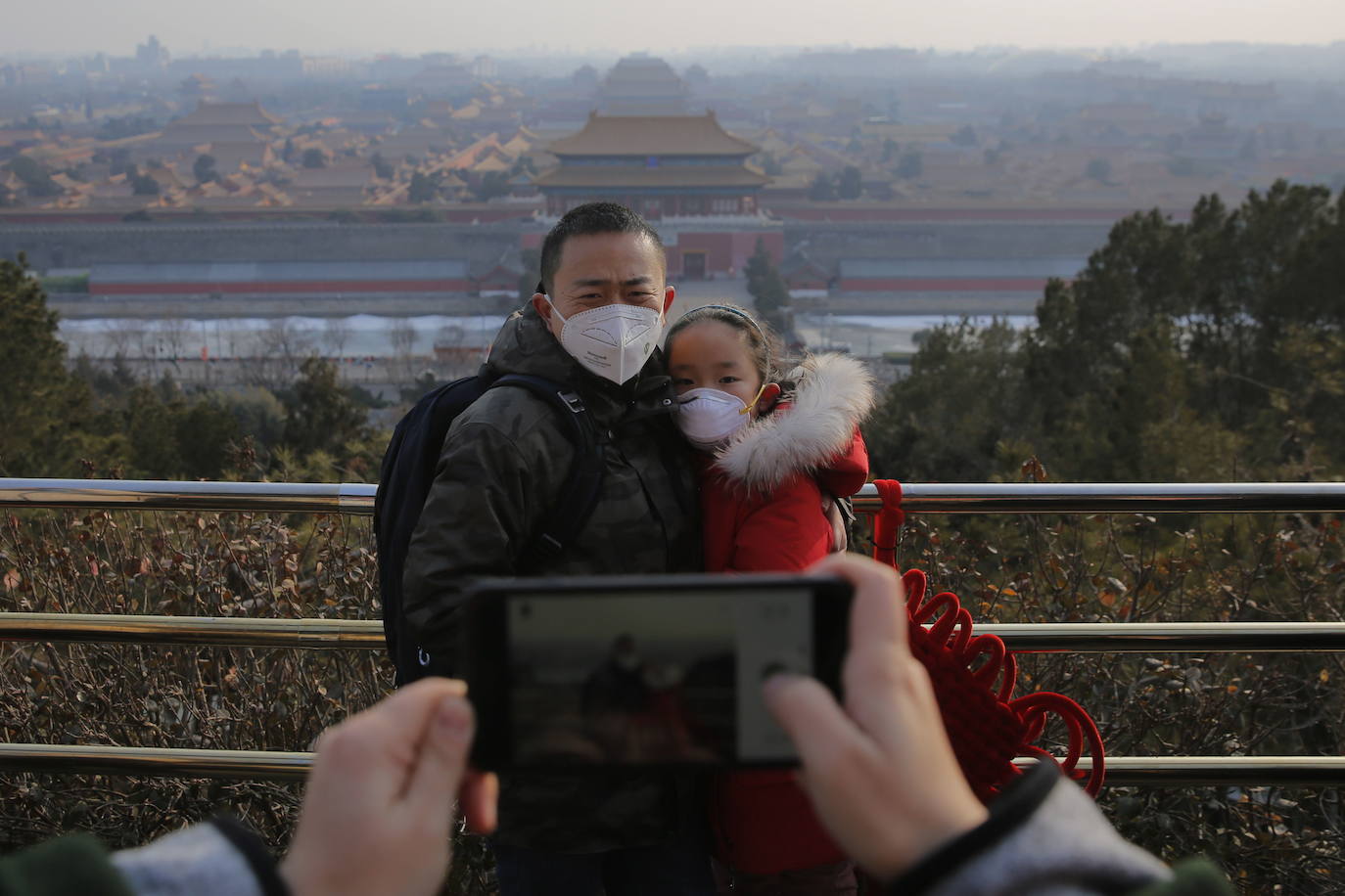 El intento de China de contener el letal coronarirus colocando a ciudades enteras bajo cuarentena es una medida sin precedentes pero parece poco probable que pueda parar la diseminación del patógeno, según han advertido los expertos. El contagioso virus ya se ha extendido por China y allende sus fronteras. China empezó su campaña el jueves, suspendiendo todos los transportes con Wuhan, la ciudad de 11 millones donde emergió en diciembre el coronavirus de la familia del SRAS (Síndrome Respiratorio Severo Agudo). Una cascada de ciudades vecinas se han sumado a este bloqueo de viajes, en un corralito que afecta a cerca de 41 millones --una población casi tan grande como la de Argentina-- en un intento de impedir que aquellos con el patógeno viajen e infecten a otros fuera de esta zona. Sin embargo, con un balance de 26 muertos e infecciones detectadas hasta en Estados Unidos, se teme que las acciones sean demasiado pequeñas y lleguen demasiado tarde.