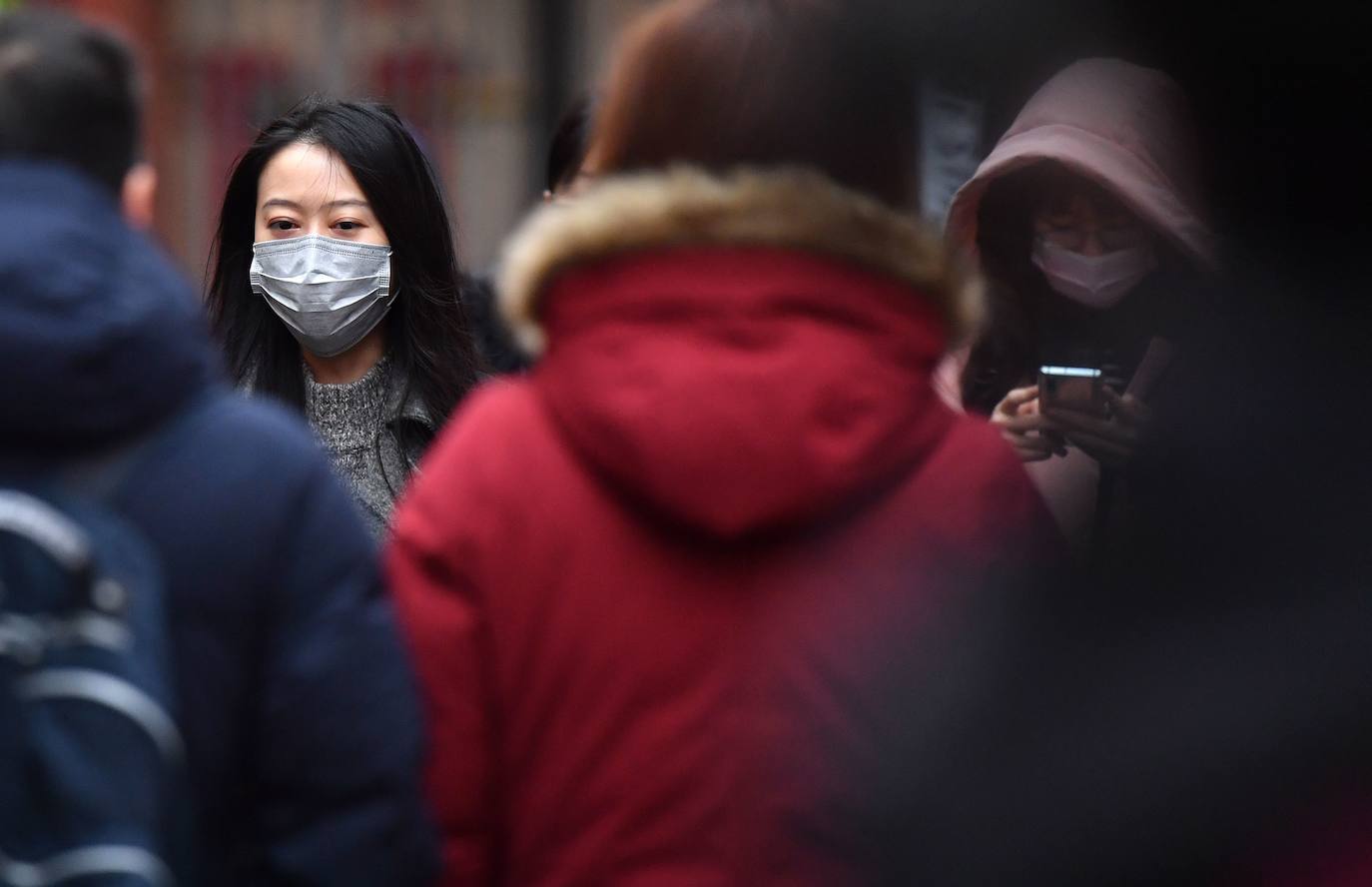 El intento de China de contener el letal coronarirus colocando a ciudades enteras bajo cuarentena es una medida sin precedentes pero parece poco probable que pueda parar la diseminación del patógeno, según han advertido los expertos. El contagioso virus ya se ha extendido por China y allende sus fronteras. China empezó su campaña el jueves, suspendiendo todos los transportes con Wuhan, la ciudad de 11 millones donde emergió en diciembre el coronavirus de la familia del SRAS (Síndrome Respiratorio Severo Agudo). Una cascada de ciudades vecinas se han sumado a este bloqueo de viajes, en un corralito que afecta a cerca de 41 millones --una población casi tan grande como la de Argentina-- en un intento de impedir que aquellos con el patógeno viajen e infecten a otros fuera de esta zona. Sin embargo, con un balance de 26 muertos e infecciones detectadas hasta en Estados Unidos, se teme que las acciones sean demasiado pequeñas y lleguen demasiado tarde.