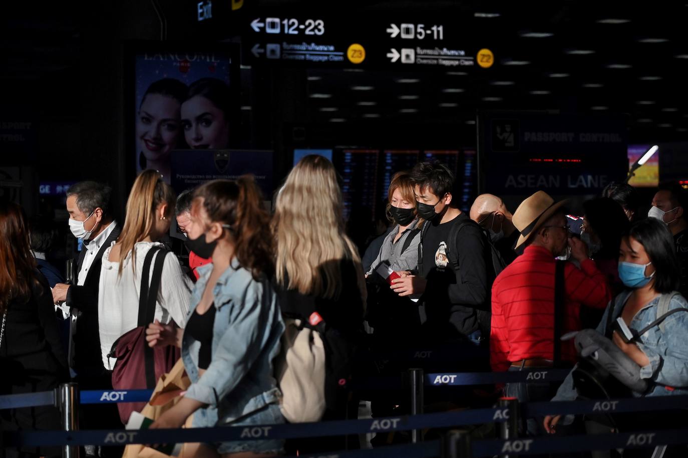 El intento de China de contener el letal coronarirus colocando a ciudades enteras bajo cuarentena es una medida sin precedentes pero parece poco probable que pueda parar la diseminación del patógeno, según han advertido los expertos. El contagioso virus ya se ha extendido por China y allende sus fronteras. China empezó su campaña el jueves, suspendiendo todos los transportes con Wuhan, la ciudad de 11 millones donde emergió en diciembre el coronavirus de la familia del SRAS (Síndrome Respiratorio Severo Agudo). Una cascada de ciudades vecinas se han sumado a este bloqueo de viajes, en un corralito que afecta a cerca de 41 millones --una población casi tan grande como la de Argentina-- en un intento de impedir que aquellos con el patógeno viajen e infecten a otros fuera de esta zona. Sin embargo, con un balance de 26 muertos e infecciones detectadas hasta en Estados Unidos, se teme que las acciones sean demasiado pequeñas y lleguen demasiado tarde.