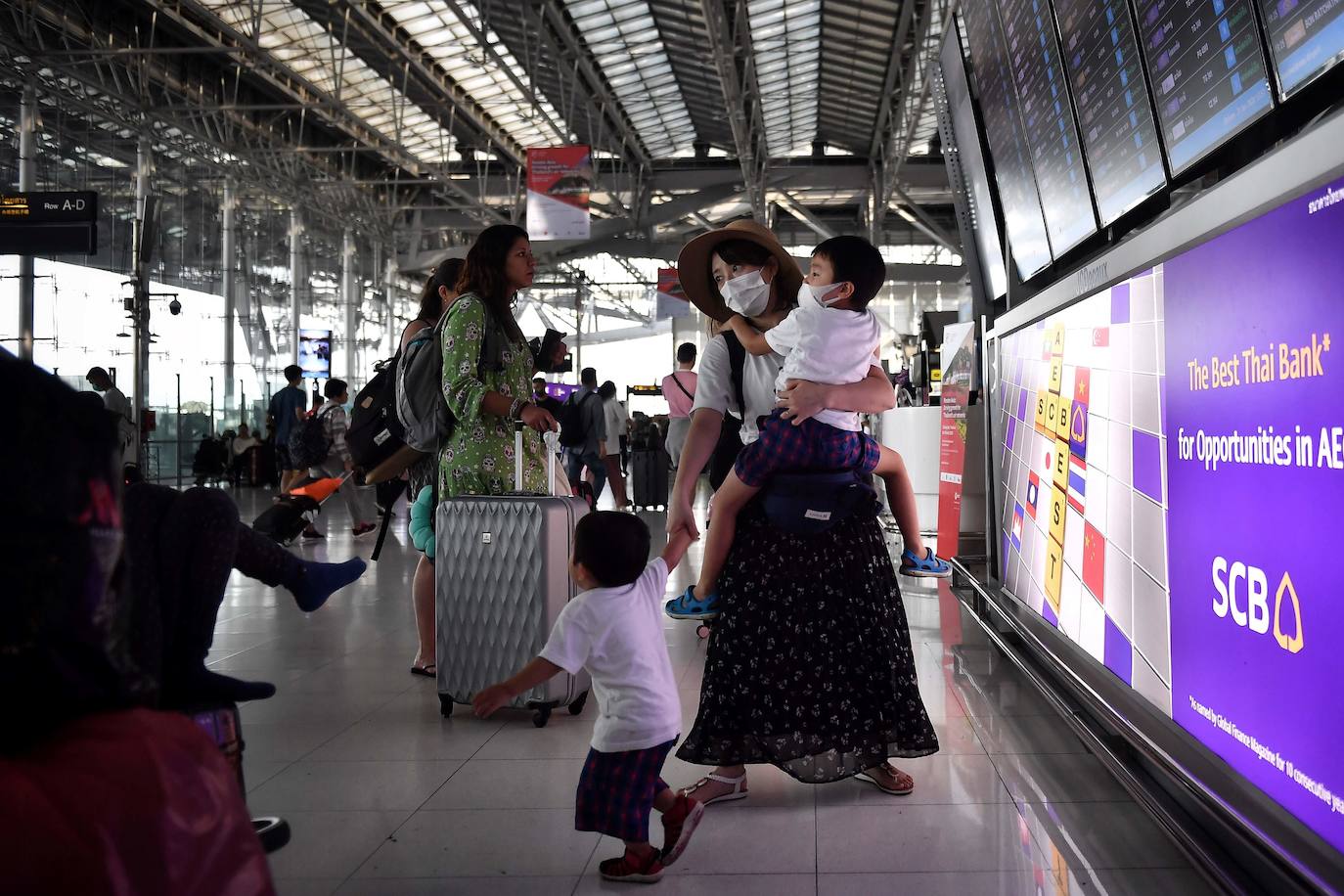 El intento de China de contener el letal coronarirus colocando a ciudades enteras bajo cuarentena es una medida sin precedentes pero parece poco probable que pueda parar la diseminación del patógeno, según han advertido los expertos. El contagioso virus ya se ha extendido por China y allende sus fronteras. China empezó su campaña el jueves, suspendiendo todos los transportes con Wuhan, la ciudad de 11 millones donde emergió en diciembre el coronavirus de la familia del SRAS (Síndrome Respiratorio Severo Agudo). Una cascada de ciudades vecinas se han sumado a este bloqueo de viajes, en un corralito que afecta a cerca de 41 millones --una población casi tan grande como la de Argentina-- en un intento de impedir que aquellos con el patógeno viajen e infecten a otros fuera de esta zona. Sin embargo, con un balance de 26 muertos e infecciones detectadas hasta en Estados Unidos, se teme que las acciones sean demasiado pequeñas y lleguen demasiado tarde.