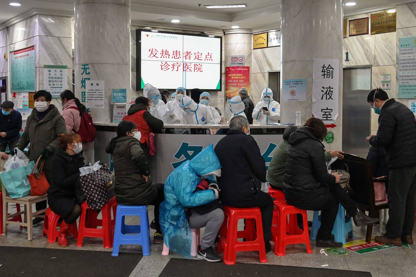 El intento de China de contener el letal coronarirus colocando a ciudades enteras bajo cuarentena es una medida sin precedentes pero parece poco probable que pueda parar la diseminación del patógeno, según han advertido los expertos. El contagioso virus ya se ha extendido por China y allende sus fronteras. China empezó su campaña el jueves, suspendiendo todos los transportes con Wuhan, la ciudad de 11 millones donde emergió en diciembre el coronavirus de la familia del SRAS (Síndrome Respiratorio Severo Agudo). Una cascada de ciudades vecinas se han sumado a este bloqueo de viajes, en un corralito que afecta a cerca de 41 millones --una población casi tan grande como la de Argentina-- en un intento de impedir que aquellos con el patógeno viajen e infecten a otros fuera de esta zona. Sin embargo, con un balance de 26 muertos e infecciones detectadas hasta en Estados Unidos, se teme que las acciones sean demasiado pequeñas y lleguen demasiado tarde.