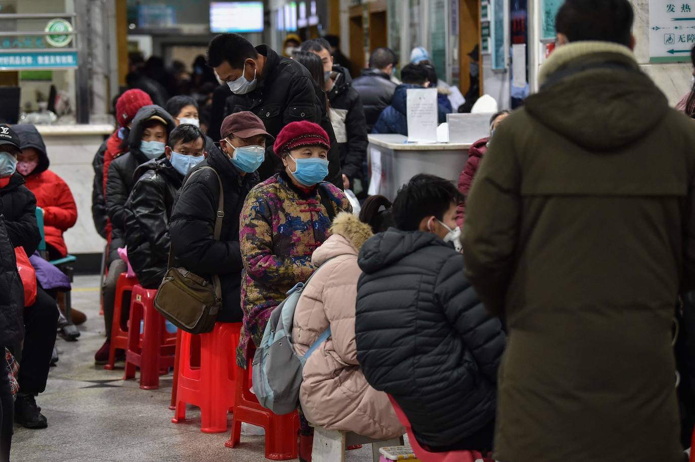 El intento de China de contener el letal coronarirus colocando a ciudades enteras bajo cuarentena es una medida sin precedentes pero parece poco probable que pueda parar la diseminación del patógeno, según han advertido los expertos. El contagioso virus ya se ha extendido por China y allende sus fronteras. China empezó su campaña el jueves, suspendiendo todos los transportes con Wuhan, la ciudad de 11 millones donde emergió en diciembre el coronavirus de la familia del SRAS (Síndrome Respiratorio Severo Agudo). Una cascada de ciudades vecinas se han sumado a este bloqueo de viajes, en un corralito que afecta a cerca de 41 millones --una población casi tan grande como la de Argentina-- en un intento de impedir que aquellos con el patógeno viajen e infecten a otros fuera de esta zona. Sin embargo, con un balance de 26 muertos e infecciones detectadas hasta en Estados Unidos, se teme que las acciones sean demasiado pequeñas y lleguen demasiado tarde.