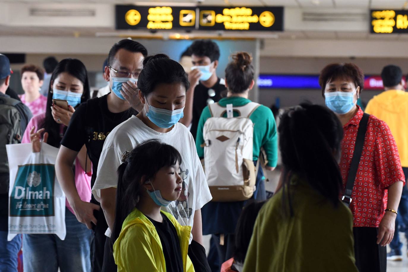 El intento de China de contener el letal coronarirus colocando a ciudades enteras bajo cuarentena es una medida sin precedentes pero parece poco probable que pueda parar la diseminación del patógeno, según han advertido los expertos. El contagioso virus ya se ha extendido por China y allende sus fronteras. China empezó su campaña el jueves, suspendiendo todos los transportes con Wuhan, la ciudad de 11 millones donde emergió en diciembre el coronavirus de la familia del SRAS (Síndrome Respiratorio Severo Agudo). Una cascada de ciudades vecinas se han sumado a este bloqueo de viajes, en un corralito que afecta a cerca de 41 millones --una población casi tan grande como la de Argentina-- en un intento de impedir que aquellos con el patógeno viajen e infecten a otros fuera de esta zona. Sin embargo, con un balance de 26 muertos e infecciones detectadas hasta en Estados Unidos, se teme que las acciones sean demasiado pequeñas y lleguen demasiado tarde.