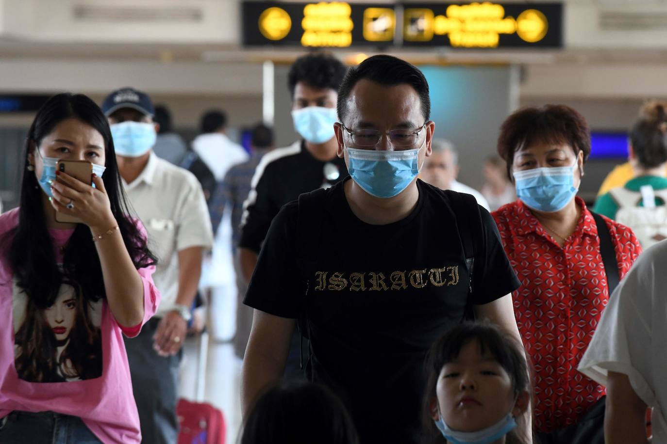 El intento de China de contener el letal coronarirus colocando a ciudades enteras bajo cuarentena es una medida sin precedentes pero parece poco probable que pueda parar la diseminación del patógeno, según han advertido los expertos. El contagioso virus ya se ha extendido por China y allende sus fronteras. China empezó su campaña el jueves, suspendiendo todos los transportes con Wuhan, la ciudad de 11 millones donde emergió en diciembre el coronavirus de la familia del SRAS (Síndrome Respiratorio Severo Agudo). Una cascada de ciudades vecinas se han sumado a este bloqueo de viajes, en un corralito que afecta a cerca de 41 millones --una población casi tan grande como la de Argentina-- en un intento de impedir que aquellos con el patógeno viajen e infecten a otros fuera de esta zona. Sin embargo, con un balance de 26 muertos e infecciones detectadas hasta en Estados Unidos, se teme que las acciones sean demasiado pequeñas y lleguen demasiado tarde.