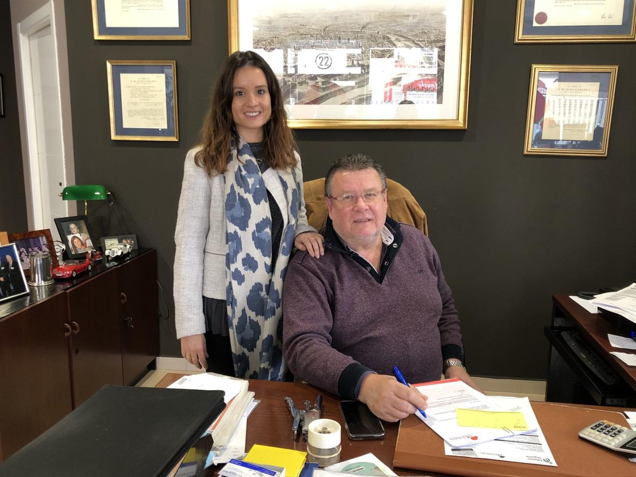 Mark Petrie, designado Miembro de la Orden del Imperio Británico, junto a su hija Amparo en Dénia. 