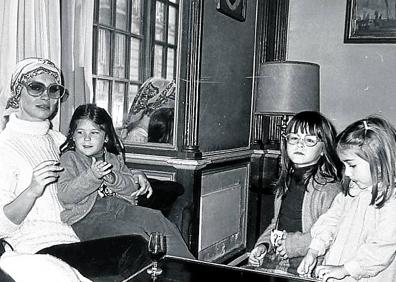 Imagen secundaria 1 - La artista cantando en un acto anti-OTAN en Madrid en 1982. Debajo en 1988 con sus tres hijas, María, Celia y Tamara, que tuvo con Arturo Gades, su segundo marido. Y en la última foto, junto a su actual pareja, con la que lleva más de 30 años, paseando por una calle de Málaga.