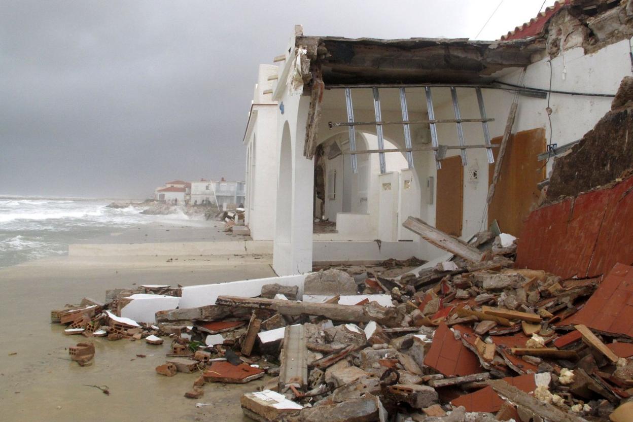 Terrazas destrozadas por el mar de unas edificaciones de primera línea en una playa de la Marina. 