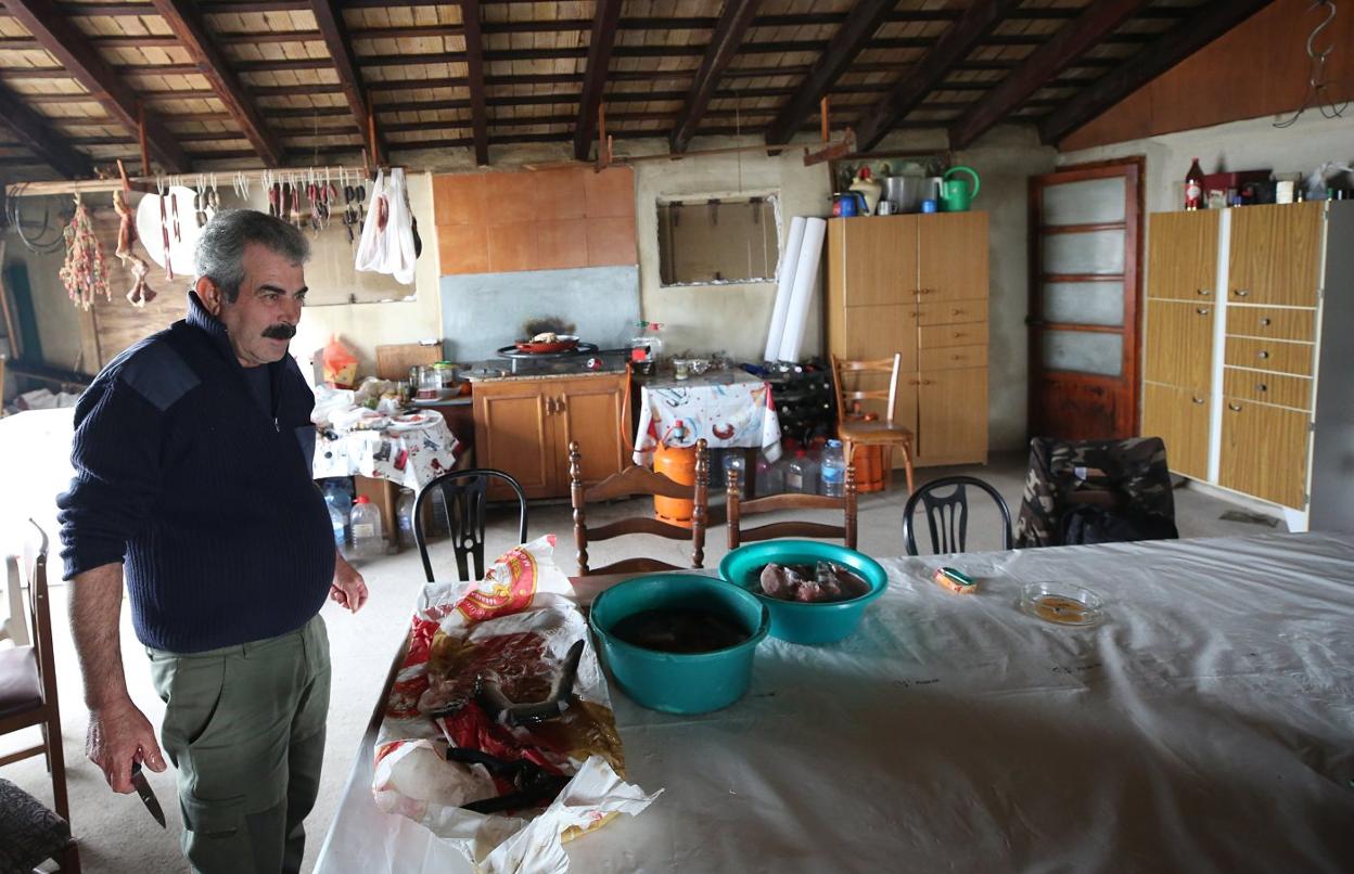 Antonio, el 'Comportero' de El Perelló, prepara la comida para sus compañeros de la cábila de 'Ca Camot'. 