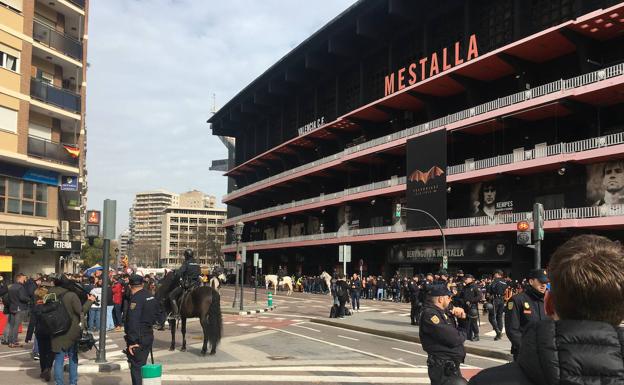 Dispositivo policial alrededor del campo. 