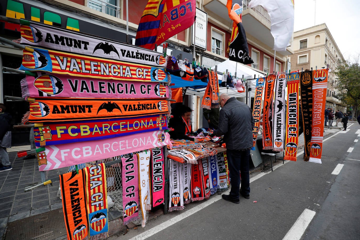 Tensión y fiesta en el Valencia-Barcelona. 