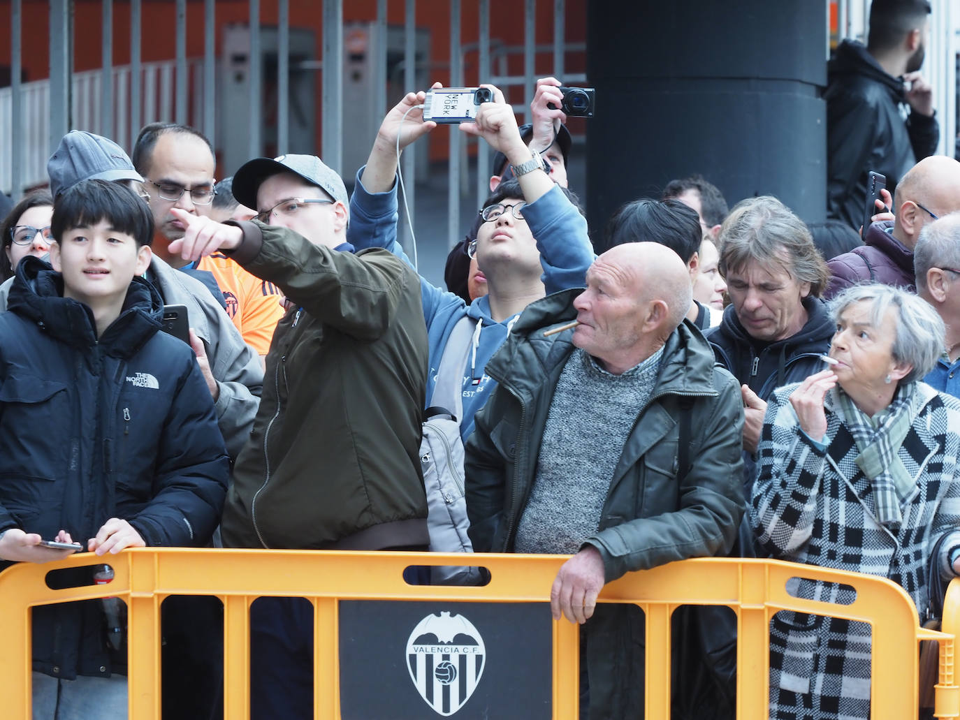 Tensión y fiesta en el Valencia-Barcelona. 