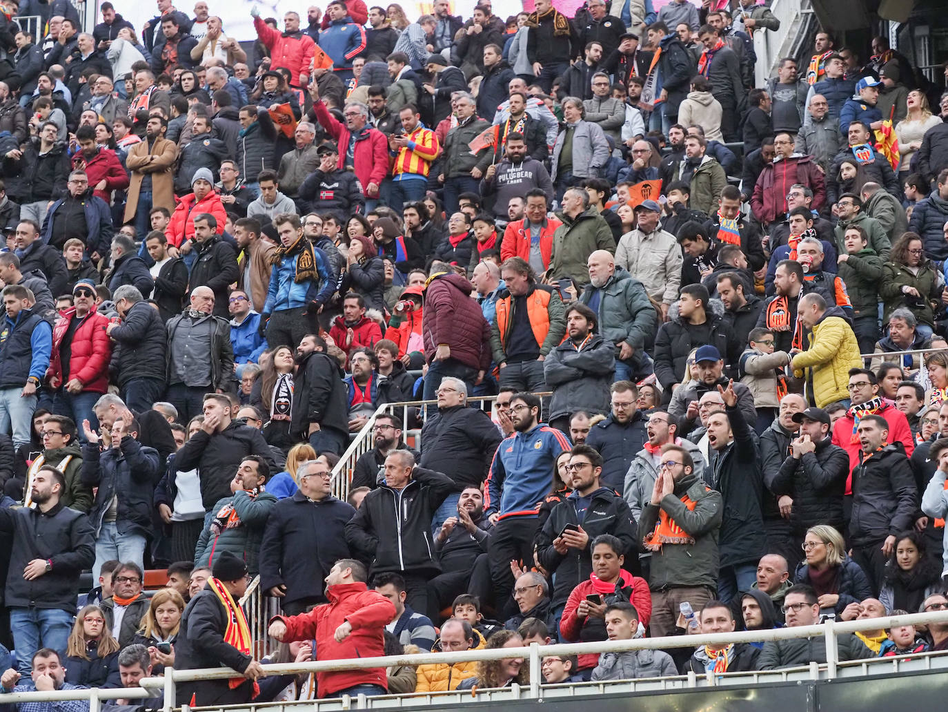 Tensión y fiesta en el Valencia-Barcelona. 