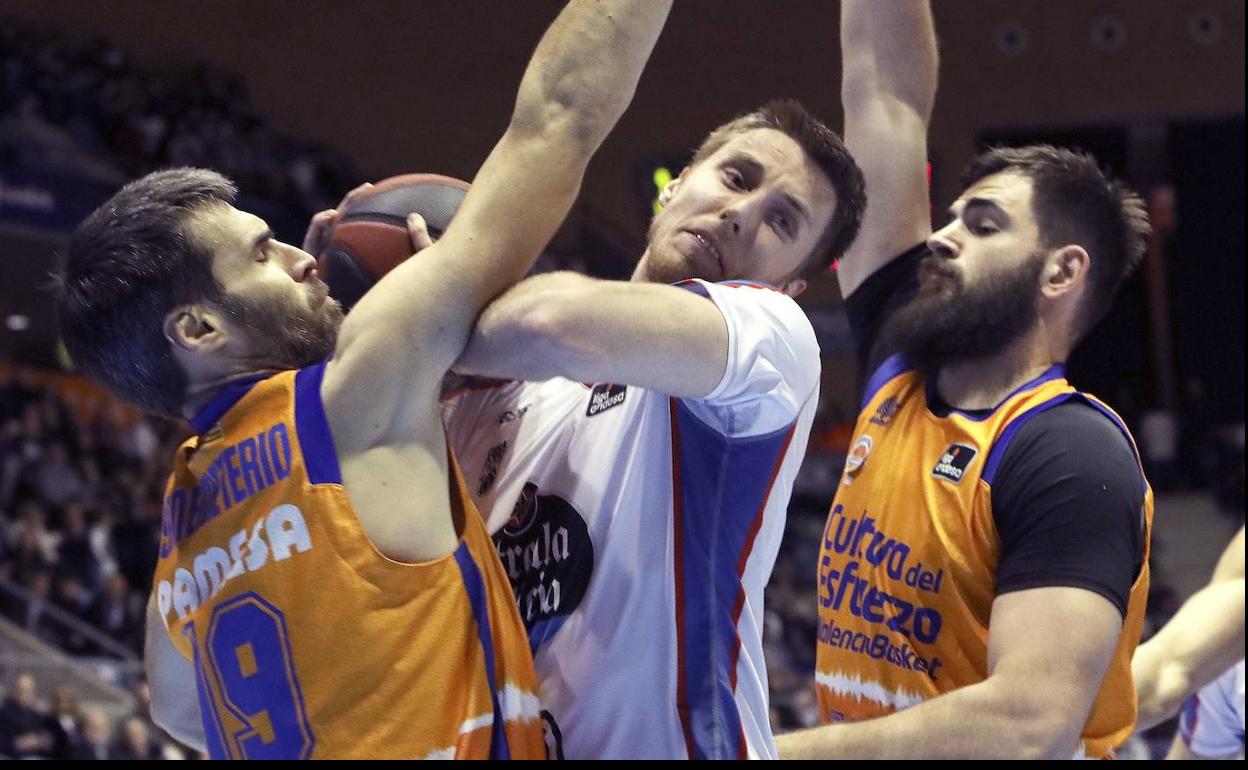 Brodziansky intenta superar la defensa de San Emeterio y Dublejevic. 