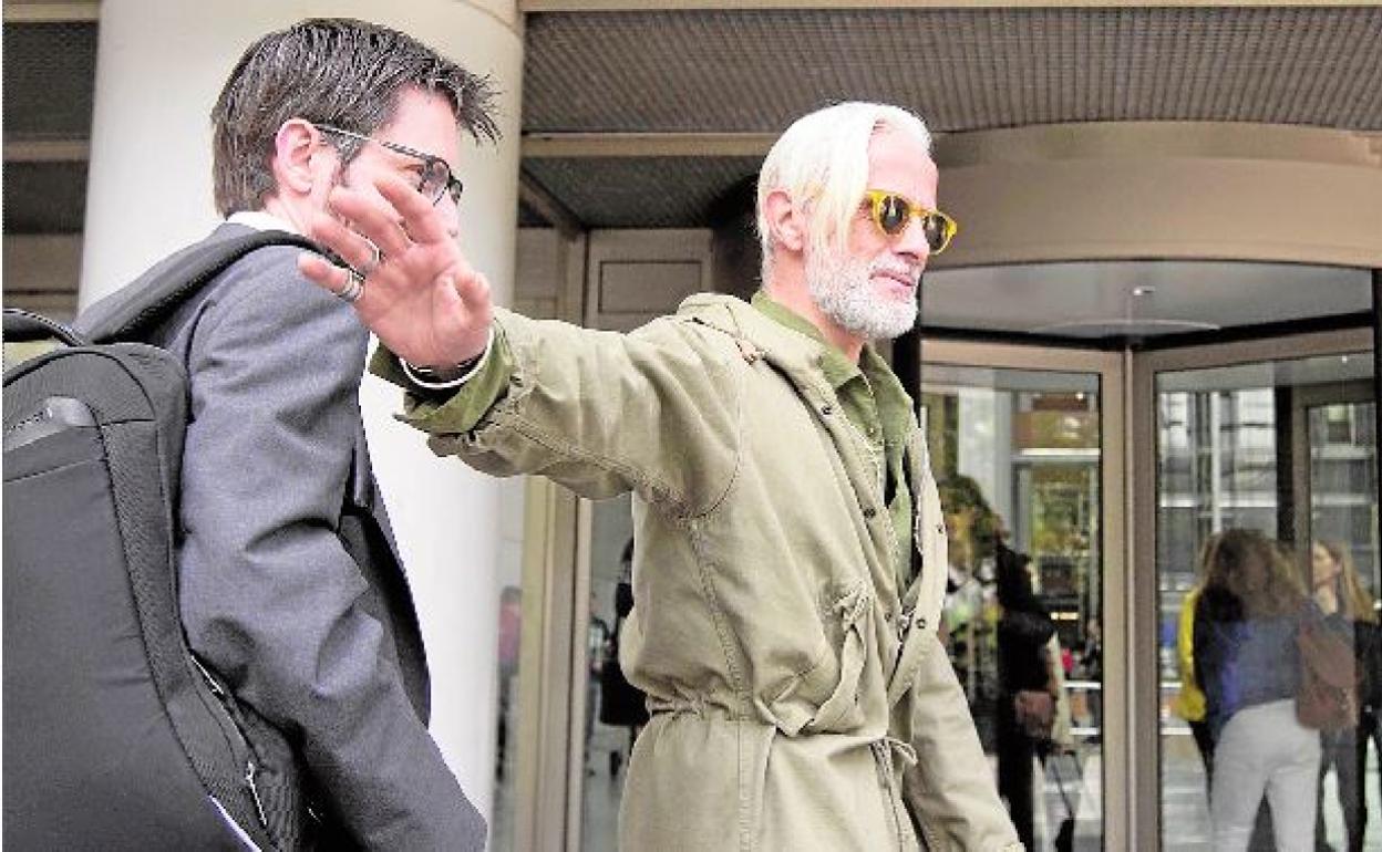 Marcos Benavent, en la puerta de la Ciudad de la Justicia.