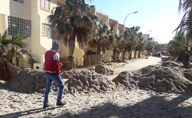 Calles invadidas de arena en la playa de la Goleta.