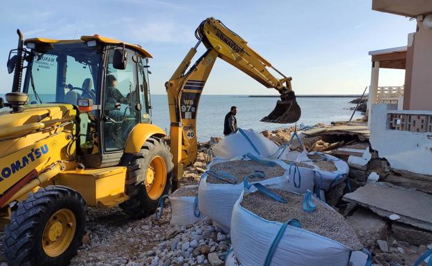 Trabajos para la construcción del dique en Les Deveses.