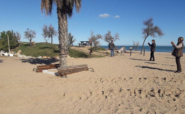 Bancos de la vía pública cubiertos por la arena en la playa de la Goleta.