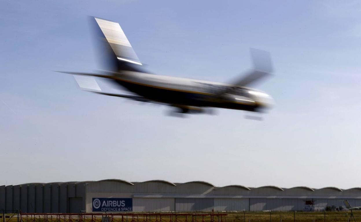 Un avión se dispone a aterrizar en el aeropuerto de Sevilla, en una imagen de archivo.