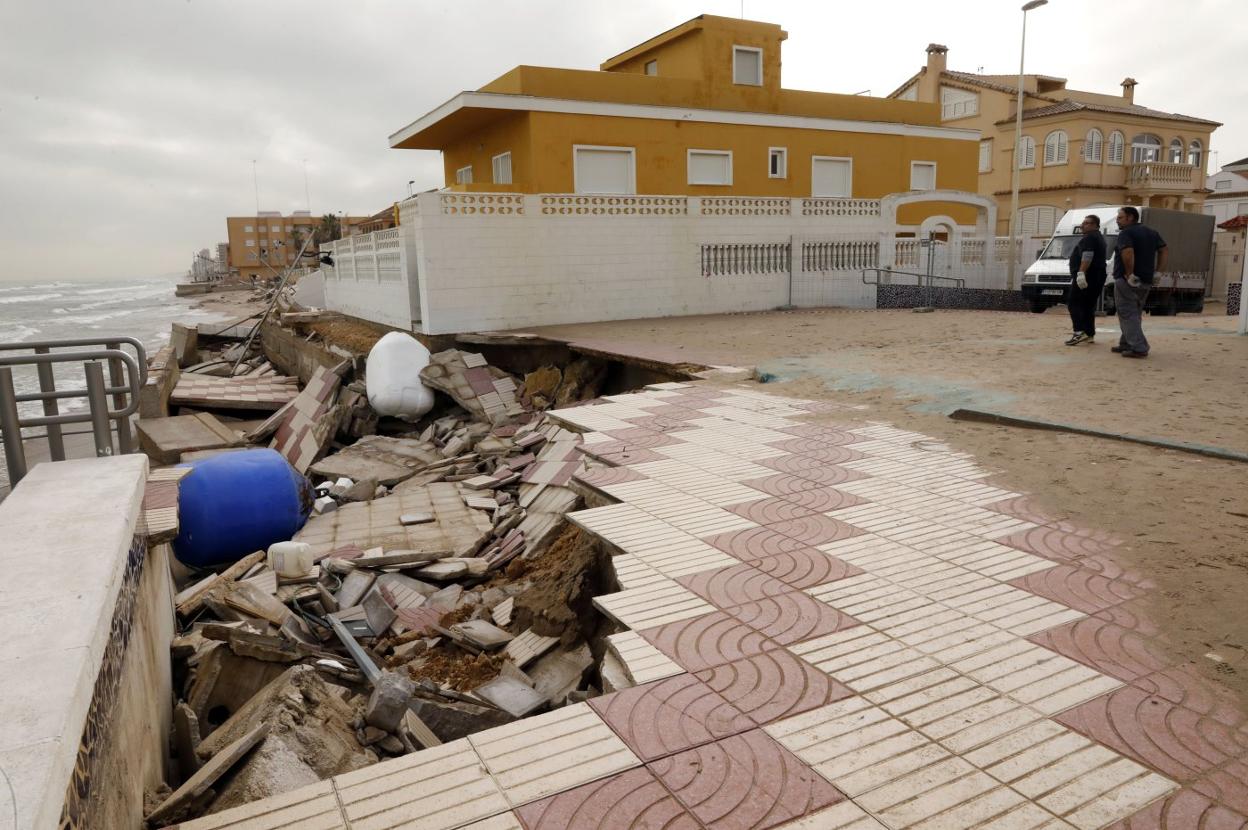 Estado de cómo ha quedado el paseo marítimo de El Perelló. 