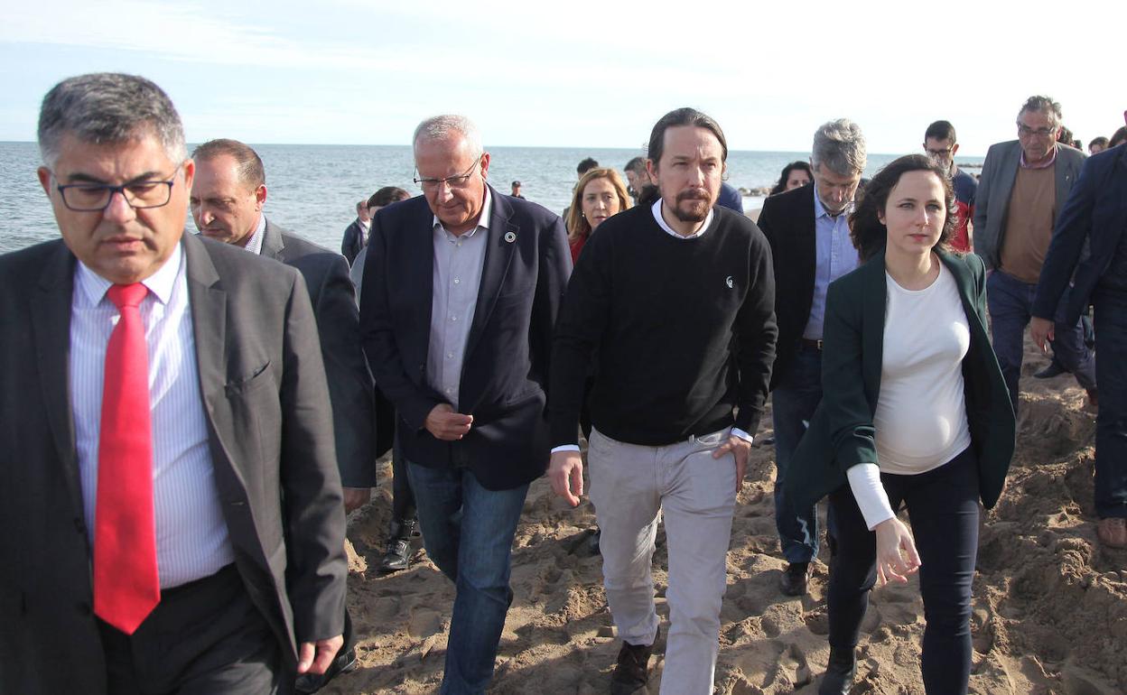 Pablo Iglesias visita las zonas de Dénia más afecatadas por el paso del temporal 'Gloria'. 