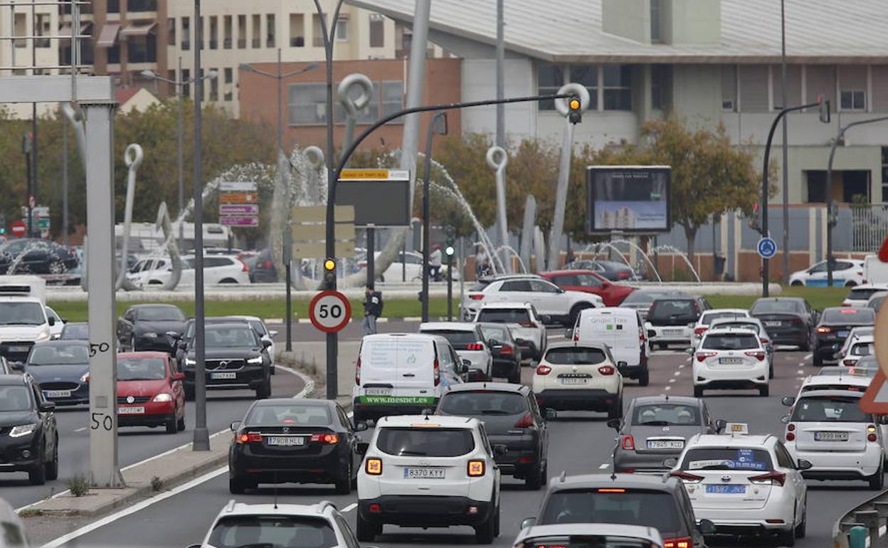 Retenciones de trafico en la Avda. Ausias March de Valencia.