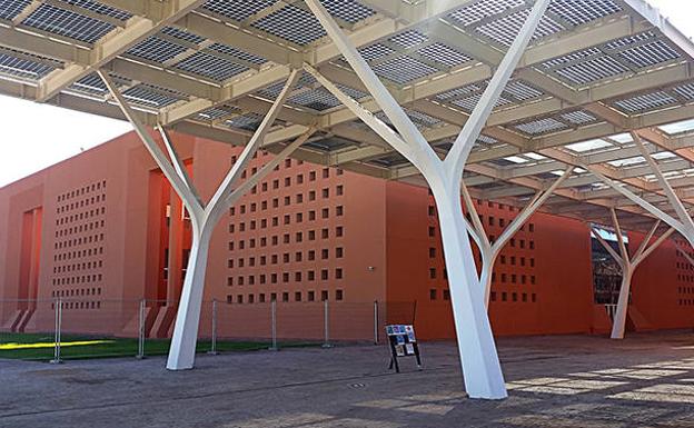 Imagen principal - Educación, colegios en Valencia | 25 colegios de Valencia tendrán pérgolas fotovoltaicas para generar electricidad