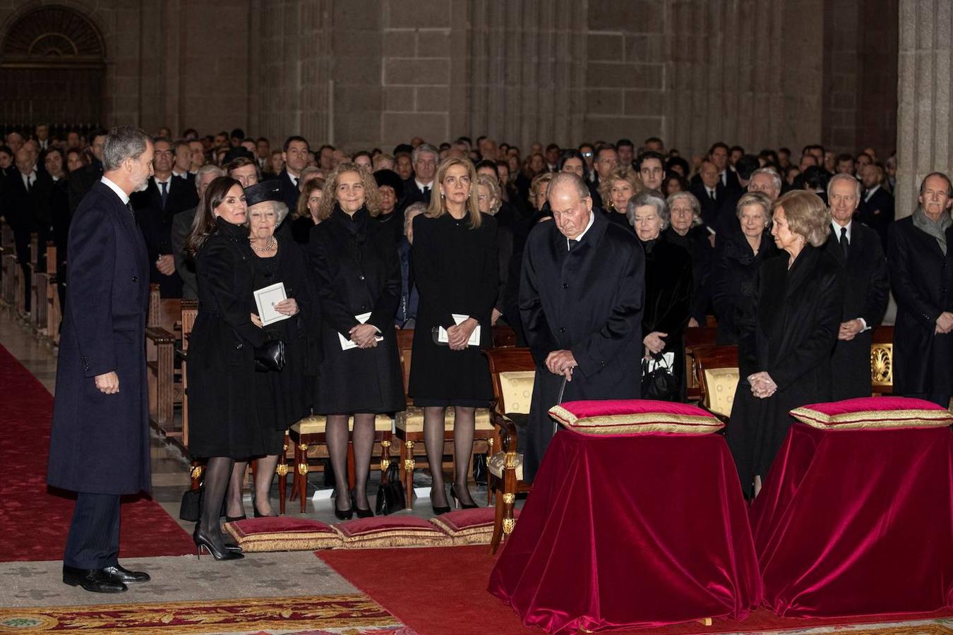 Los Reyes, Felipe Vi y Letizia a su llegada al funeral de Pilar de Borbón, en presencia de las infantas Elena y Cristina; la reina Beatriz de Holanda y los Reyes Juan Carlos y Sofía, en el Monasterio de El Escorial. 