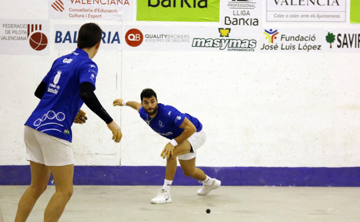 Marrahí se dispone a restar por abajo en un momento de la partida de la Lliga de raspall disputada en el trinquet de Guadassuar