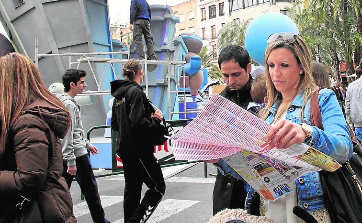 Turistas en las calles de Valencia en Fallas.