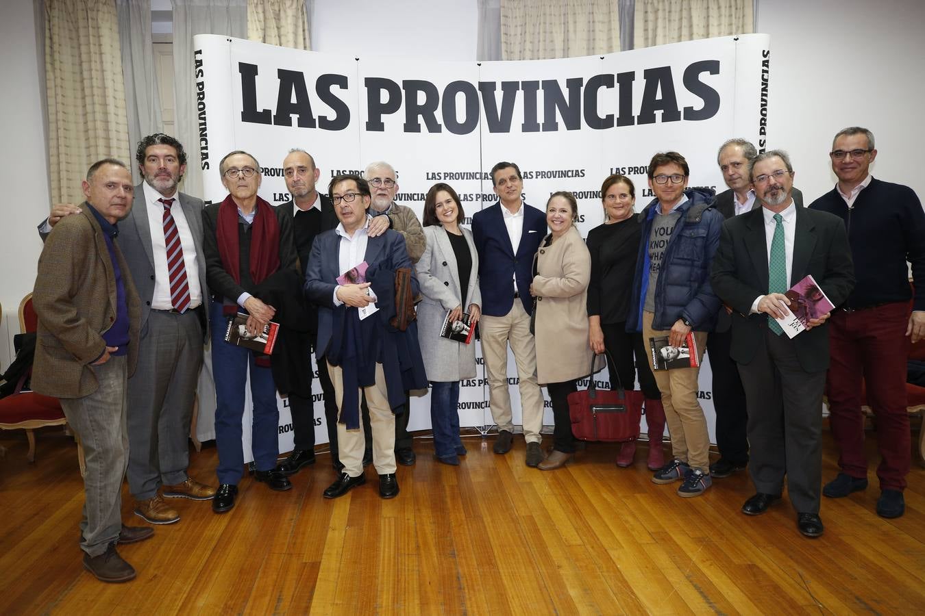 El Casino de Agricultura de Valencia acogió este jueves la presentación del Almanaque 2019 de LAS PROVINCIAS, que desde este viernes se puede adquirir en los quioscos. Una amplia representación de la sociedad valenciana y de los articulistas del periódico acudieron a un acto que contó con la intervención del periodista experto en sucesos Javier Martínez, el jefe de Opinión del diario, Pablo Salazar, y dos columnistas Vicente Garrido y Ramón Palomar. El acto, que fue abierto por el director del periódico, Julián Quirós, contó con la presencia del presidente del Consejo de Administración de Federico Domenech, Gonzalo Zarranz; el director general del diario, Fidel Pila; y el presidente de la Junta Directiva del Casino de Agricultura, Manuel Sánchez Luengo. Políticos como Ramón Vilar, María José Català, María José Ferrer San Segundo, Fernando de Rosa, Ignacio Gil Lázaro, Fernando Giner y Javier Copoví no se perdieron la cita, a la que asistieron los columnistas Carlos Flores Juberías, Vicent Ramon Calatayud, Miquel Nadal, Pablo Rovira, Hormigos, José Luis Benlloch, Rosa Rodríguez, Francisco Pérez Puche, Ferran Belda, Cristina Grau, Cayetano Ros, Alberto Asensi, Manu Ríos y José Martí.