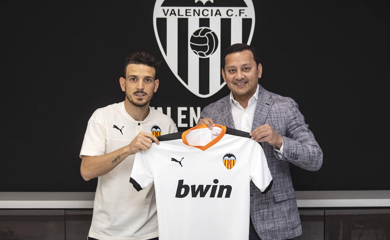 Alessandro Florenzi y Anil Murthy, justo después de que el jugador firmara el contrato. 