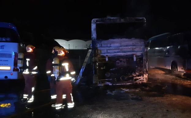 Bomberos en el aparcamiento de autobuses de Paterna donde se produjeron las llamas.